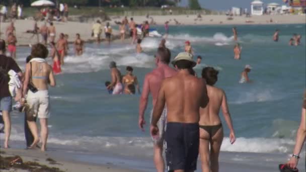 Tiro Gente Caminando Playa Con Gente Jugando Agua Fondo — Vídeos de Stock