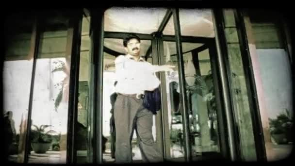 Homem Kuwait Entra Por Uma Porta Giratória Edifício Vintage Clipe — Vídeo de Stock