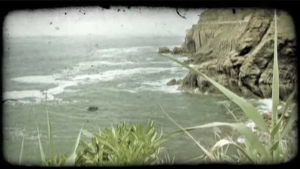 岩の多いイタリアの海岸を見下ろす崖の上から高いショット ヴィンテージ様式化ビデオクリップ — ストック動画