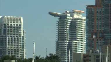 Hotel Miami, Florida'nın arkasından görünen Goodyear şişko mu vurdu.