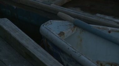 İki eski, ahşap kürekli soyulması boya ile yakın çekim shot. Bunlar bir rıhtım için berabere kalan ve yavaşça dalgalar ve gelgit ile sallanan. Rockport, Massachusetts.