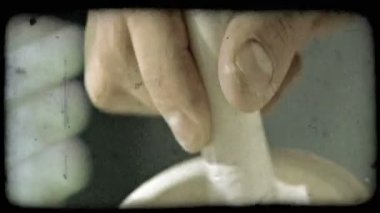 El kırmızı organik madde ile laboratuar ekipmanları arka planda bir laboratuvarda toz haline ezmek için beyaz harç ve havaneli kullandığından pan kapatın. Vintage stilize video klip.