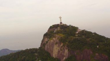 Ağır çekim Corcovado dağ üzerinde Rio de Janeiro, Brezilya bakan standları İsa Redentor heykel görüntüleri izleme.
