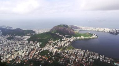 Corcovado dağ Sugarloaf Dağı kadar mesafe içinde tepesinden Pan Rio de Janeiro.