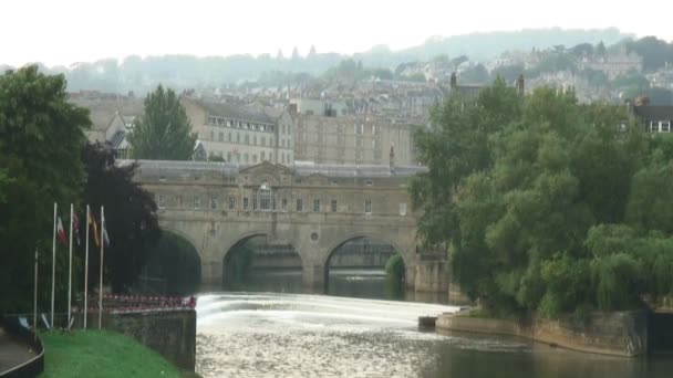 Tiro Uma Ponte Coberta Pedra Sobre Rio Bath Inglaterra — Vídeo de Stock