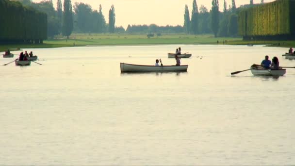Несколько Человек Наслаждаются Гребными Лодками Версальском Саду Франции — стоковое видео