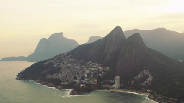 海岸线在里约热内卢 巴西从直升机上拍摄的镜头耀斑空中油锅 — 图库视频影像