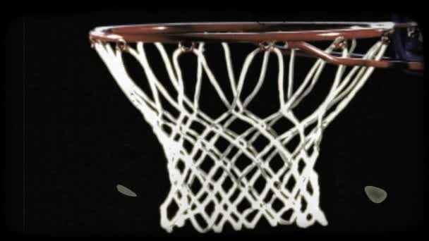 Close Jogador Basquete Afro Americano Empurrando Bola Câmera Lenta Vintage — Vídeo de Stock