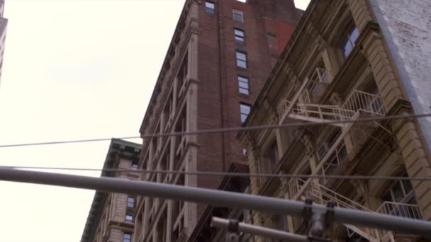 Dolly New York Taki Yüksek Eski Apartmanları Ararken Vuruldu Kamera — Stok video