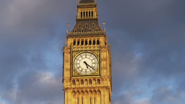 ロンドンでの背景の暗い雲とビッグ ベンの上のミディアム ショット — ストック動画