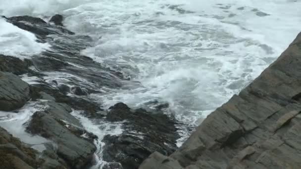 Close Waves Crashing Rocky Shore Portland Head Light Cape Elizabeth — Stock Video