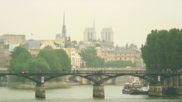 Szeroki Kąt Strzału Spacer Most Nad Sekwanę Linii Niebo Paris — Wideo stockowe