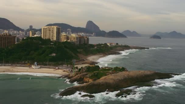 Luchtfoto Van Het Strand Van Rio Janiero Inclusief Een Baai — Stockvideo