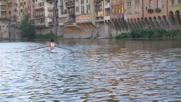 男が小さなボートを漕いで川の渡しのワイド ショット — ストック動画
