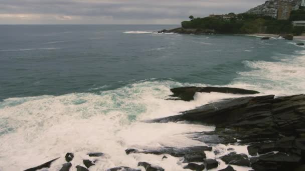 慢动作拍摄的地平线上看到从巴西里约热内卢海岸线 — 图库视频影像