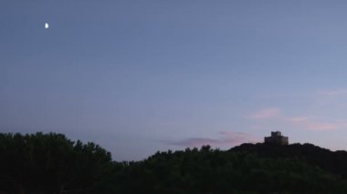 Geniş gökyüzü ve ateş ve pan Beach Punta Ala İtalya ile ayın.