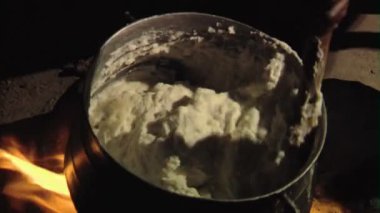 Tencereye karıştırılmış gıda yüksek açı kadar kapatın