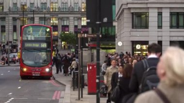 London, Büyük Britanya - 10 Ekim 2011: Rating rush hour sırasında işlek cadde üzerinde.