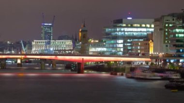 London Bridge akşam araba olarak hızlandırılmış atış ileri geri sürüş ve tekneler ve altında Londra, İngiltere'de olacak.