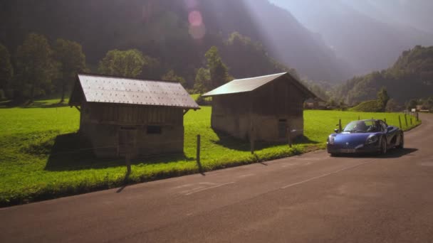 Panoramowanie Nagrań Celu Podążania Małym Zbieżnym Samochodem Małej Szwajcarskiej Wiosce — Wideo stockowe
