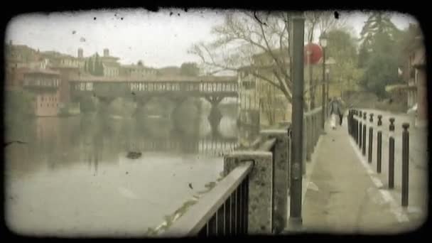 Girato Persone Che Camminano Lungo Ponte Con Fiume Altro Ponte — Video Stock