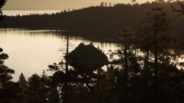 Στατική Βολή Λίμνης Περιτριγυρισμένη Από Φύλλωμα Αυτή Βολή Τραβήχτηκε Σούρουπο — Αρχείο Βίντεο