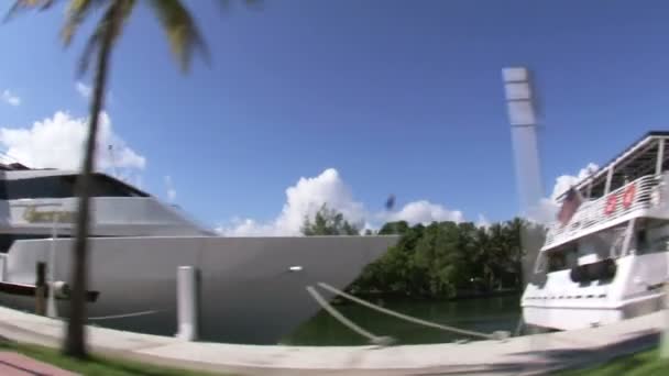 Eine Lkw Aufnahme Mit Einem Weitwinkelobjektiv Das Einem Yachthafen Miami — Stockvideo