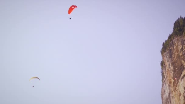 Dva Paraglidové Plující Nad Lauterbrunnen Švýcarsko — Stock video
