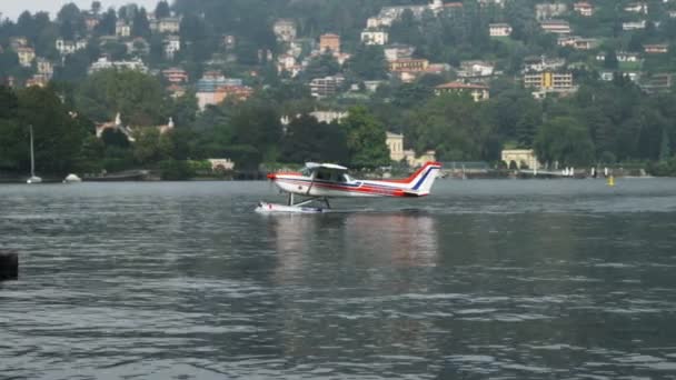 Amplia Toma Avión Que Cruza Lago Como Italia — Vídeos de Stock