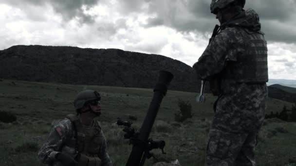 Lento Tiro Movimento Soldados Disparando Lança Morteiros Alcance Boina Verde — Vídeo de Stock
