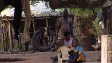 Afrika, Kenya - Ağustos 2010 yaklaşık: Geniş ailenin evinin önünde vurdu.