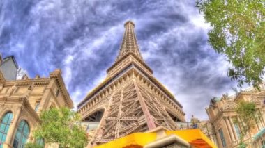 Paris Las Vegas otel ve Casino üreme Eyfel Kulesi ile mavi gökyüzünde kabarık bulutlar üst Timelapse devirme.
