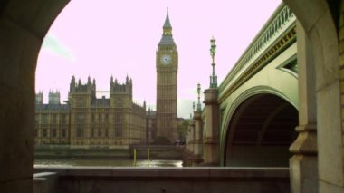 Thames Nehri, Westminster Sarayı ve Londra'daki Big Ben saat kulesinin sabit bir çekimi. Westminster Köprüsü'nün yanındaki bir tünelden çekildi..