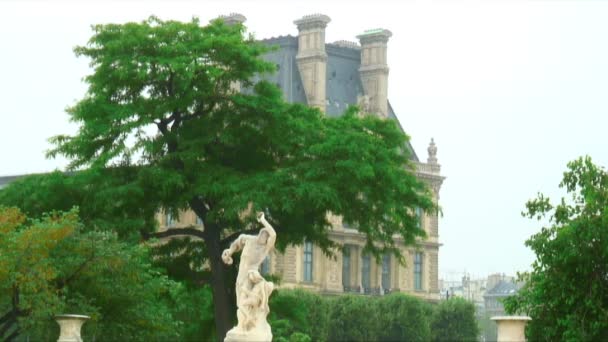 Tiro Uma Estátua Frente Grande Edifício Paris — Vídeo de Stock