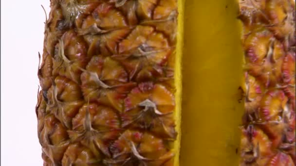 Gros Plan Incliné Vers Haut Ananas Avec Coin Coupé Rotation — Video