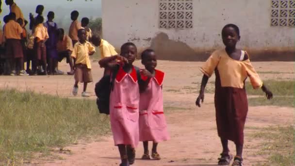 Africa Kenia Circa Agosto 2010 Plano Medio Los Niños Caminando — Vídeos de Stock
