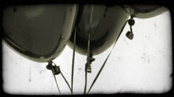 倾斜一簇进入视野从底部到顶部的黑色气球的射击 复古风格化视频剪辑 — 图库视频影像