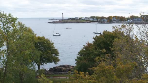 Mirando Través Marblehead Harbor Desde Fort Sewall Hasta Torre Luz — Vídeos de Stock