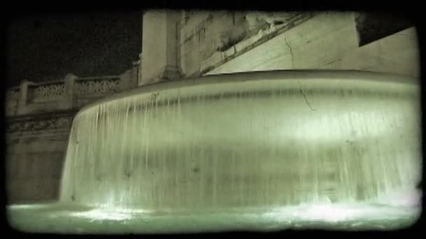 Tiro Uma Fonte Iluminada Noite Roma Vintage Clipe Vídeo Estilizado — Vídeo de Stock