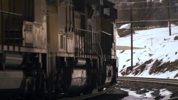 Aufnahme Eines Friedlichen Zuges Der Eine Kurve Auf Bahngleisen Überquert — Stockvideo