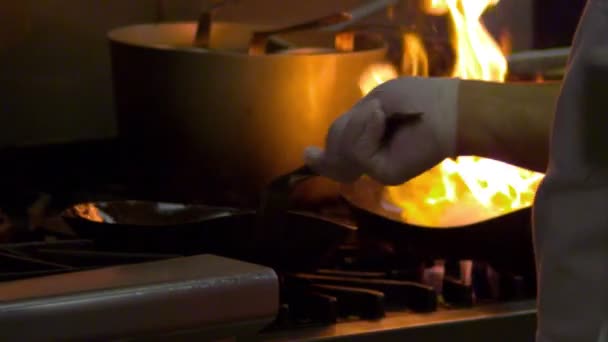 慢动作拍摄的食物翻转一个燃烧的炉子厨师 — 图库视频影像