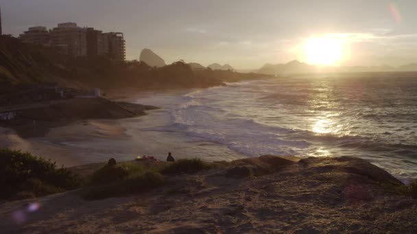 리우데자네이루의 이파네마 해변에서 하이킹 천천히 움직이는 팬샷입니다 샷에는 떠오르는 태양의 — 비디오