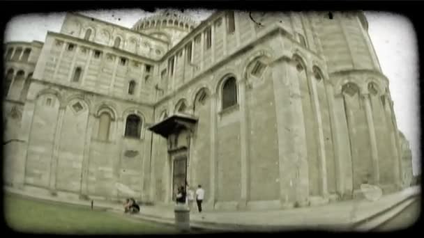 在意大利 人们在一幢大楼里走来走去 拍了一张广角的照片 老式风格的视频剪辑 — 图库视频影像