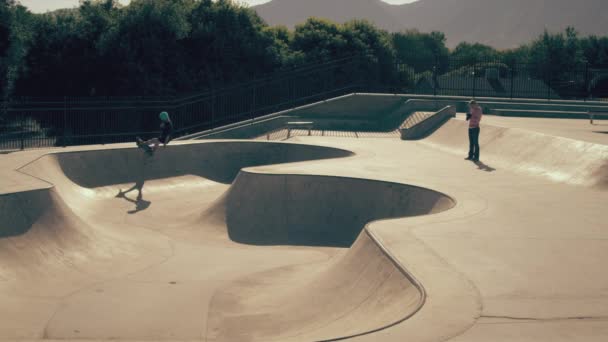 Una Foto Estática Joven Patinador Montando Cuenco Skatepark Está Izquierda — Vídeos de Stock