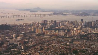 Şehir mimarisi, planlama ve sanayi hava pan - Rio de Janeiro. Mavnalar ve tekneler çekimden geçerken kamera Rio'nun şehir karayollarının detaylarını karıştırıyor..