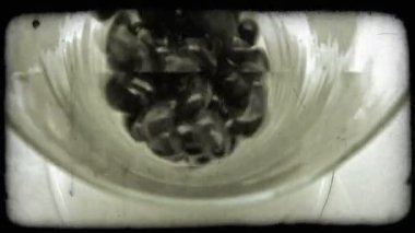 Atış cam anason jöle fasulye ile dolduruyor. Vintage stilize video klip.