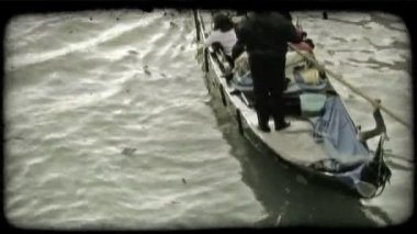 Bir kadeh bir gondol Venedik kanalından dönüm. Vintage stilize video klip