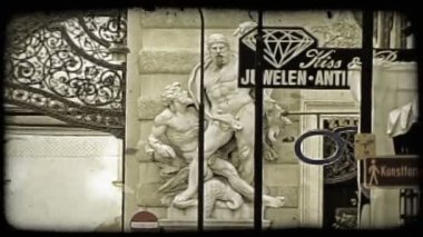 Bir heykelin bir binanın arkasına bir takı üzerine doz Viyana'da işareti depolar. Vintage stilize video klip.