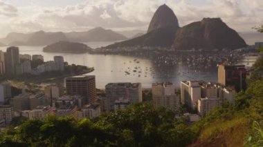 Gün ışığı izleme atış teknelerin liman ve Guanabara Körfezi. Sugarloaf dağ kaplı bulut gökyüzü karşı ayarlanır.