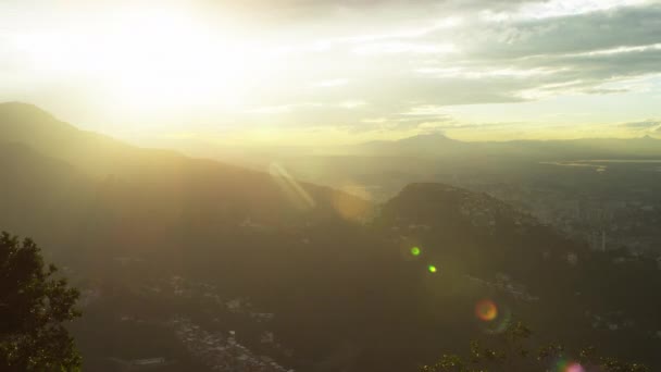 Ήλιος Λάμπει Μέσα Από Σύννεφα Πάνω Από Βουνά Στο Ρίο — Αρχείο Βίντεο